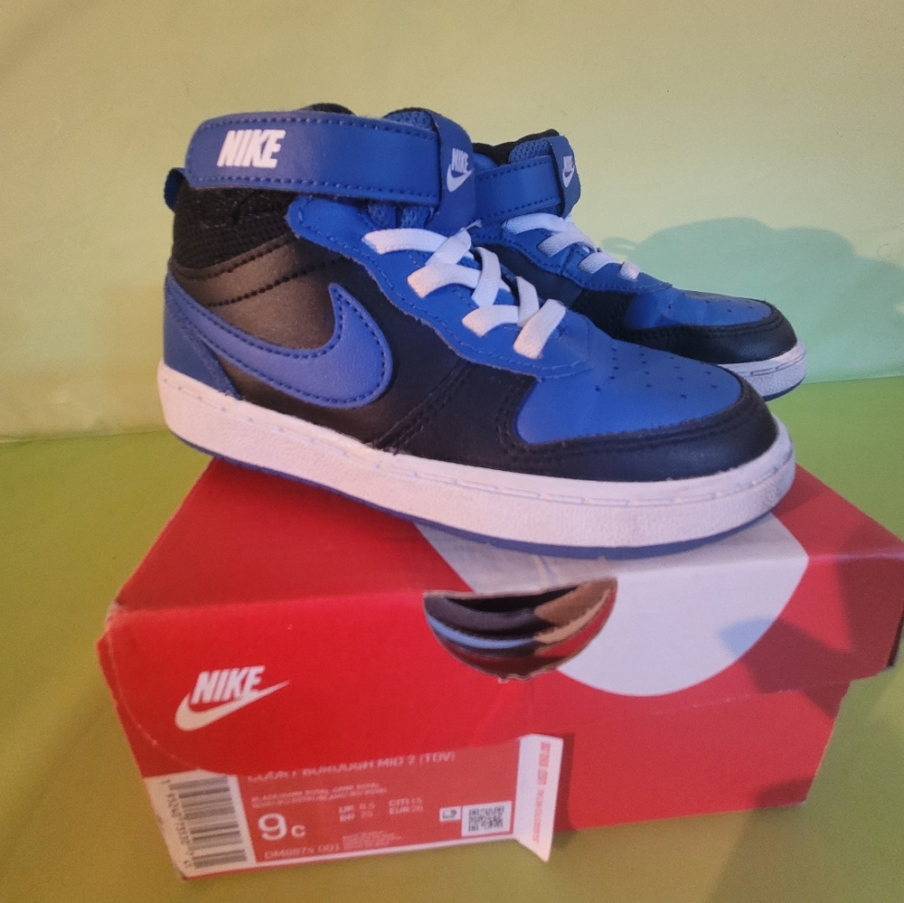 NIKE TODDLER SNEAKERS SIZE 9